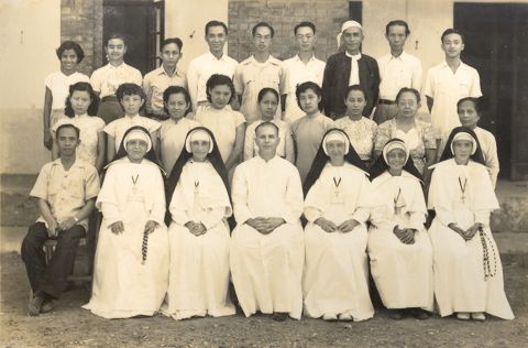Father Danis, Mother Dorothy and other nuns and teachers