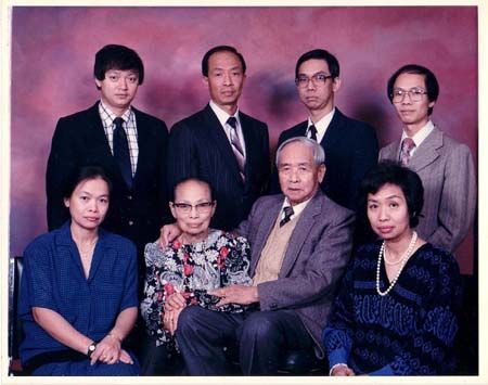 Mr. Lye Kin Fa and family