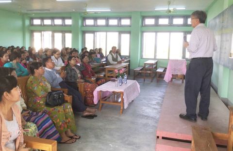 Peter Young giving a talk at Pakoku University