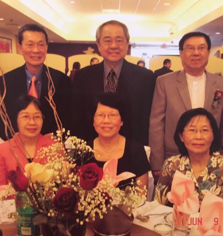 Wan Hua alumni with their wives