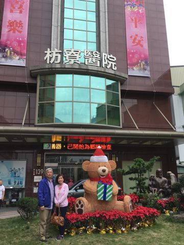 Seraphim and Sophie Su in front of the hospital